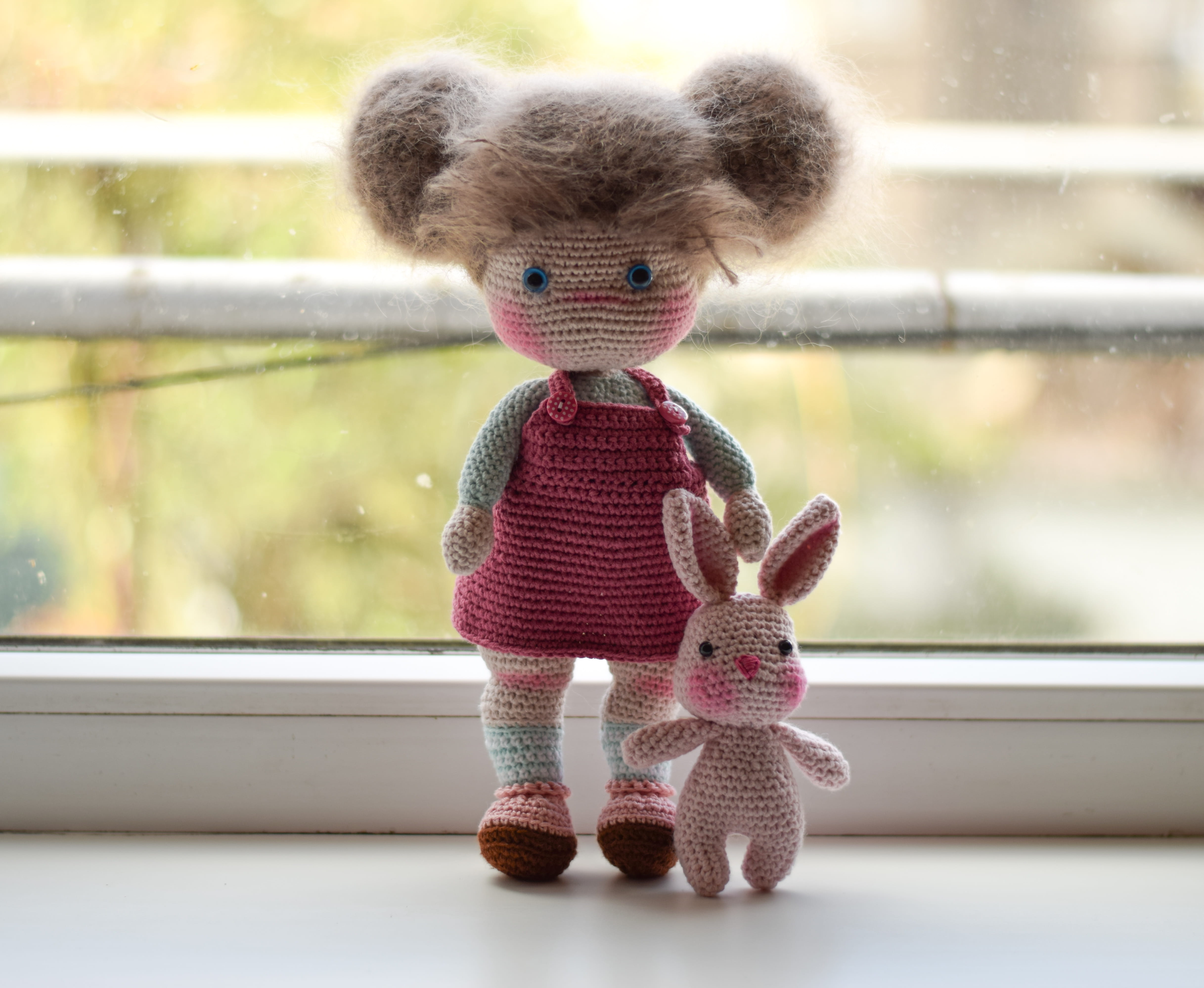 Куклата Ани с нейното зайче