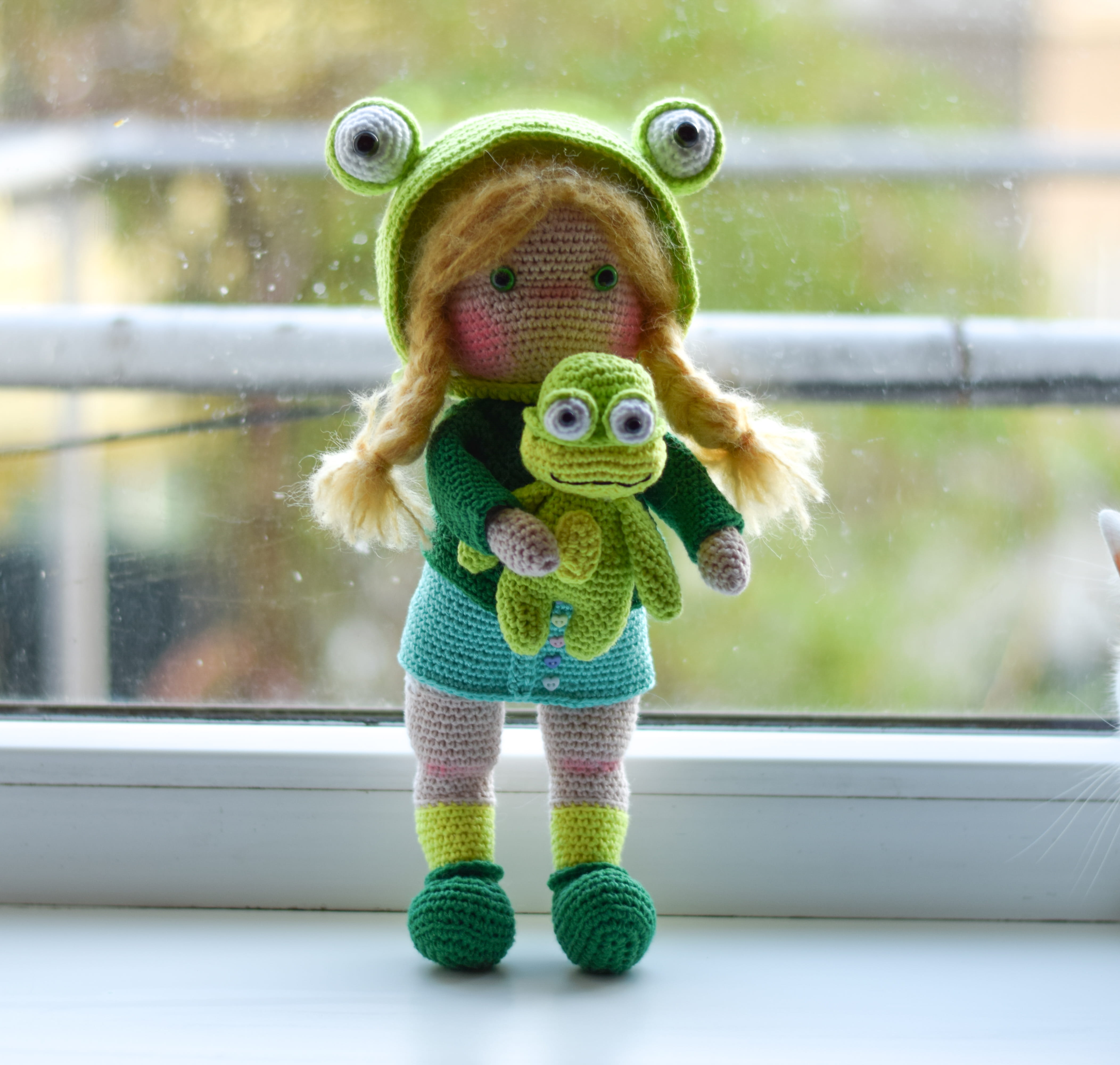 Куклата Нели с нейния жабок