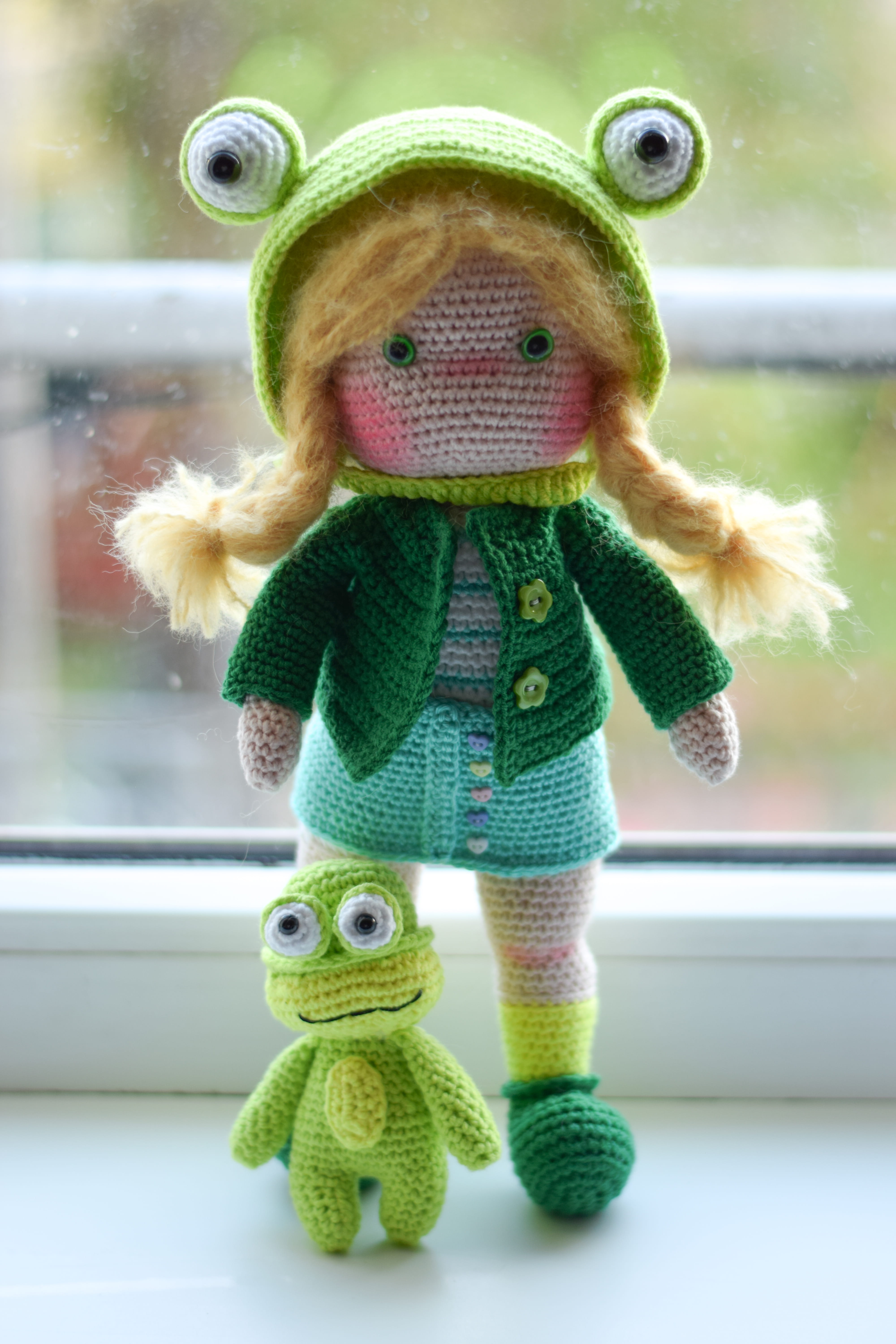 Куклата Нели с нейния жабок