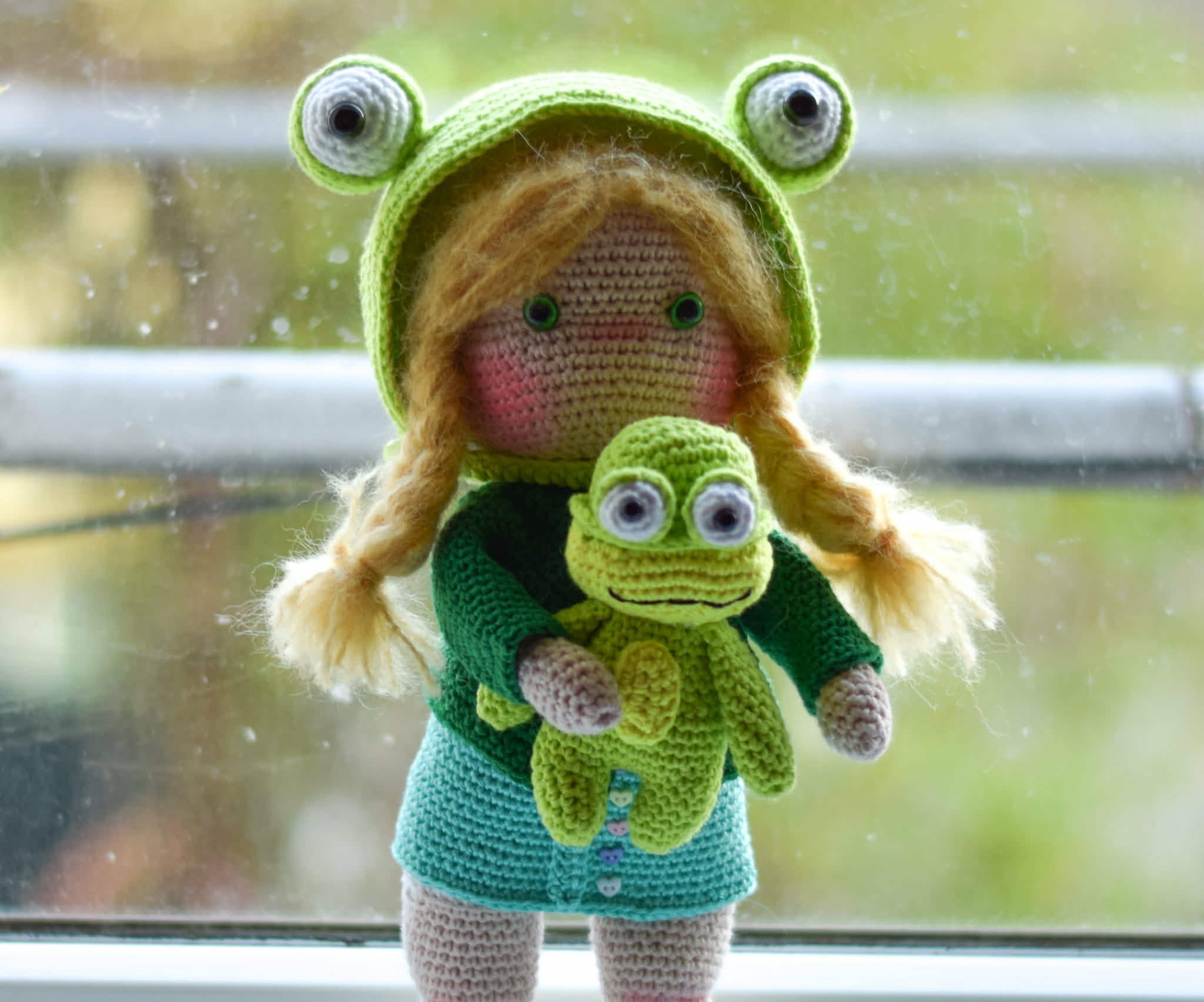 Куклата Нели с нейния жабок